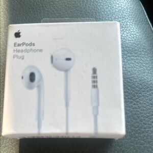 Apple EarPods with White Headphone Plug